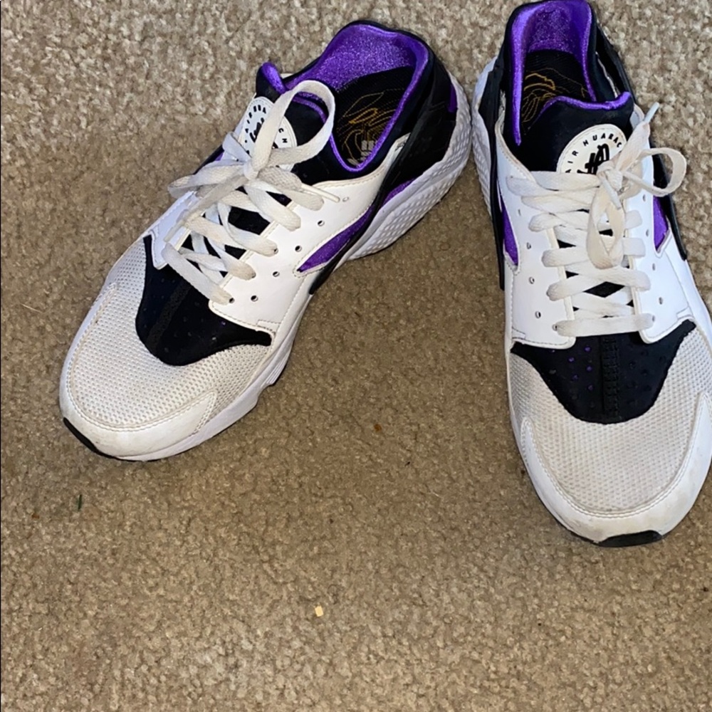 Tennis shoes